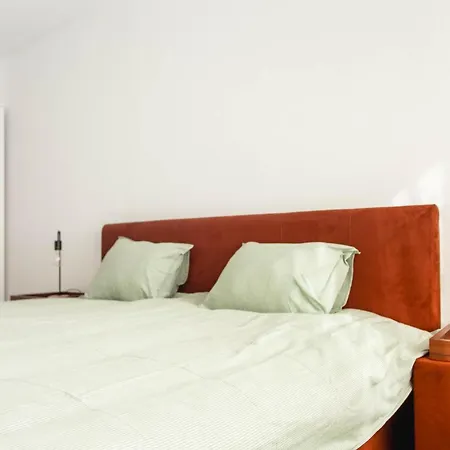 Tin Tin A La Near With Garden *